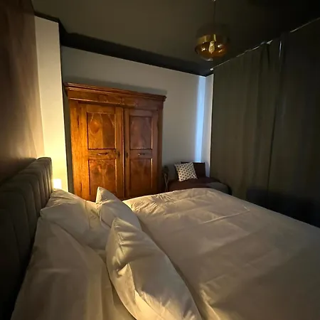 Apartment Charming Historic Hideaway Near Center