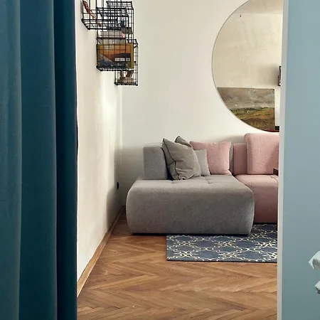 Charming Historic Hideaway Near Center Apartment