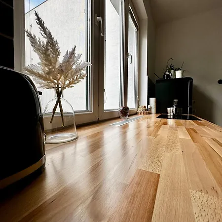 Apartment Charming Historic Hideaway Near Center *