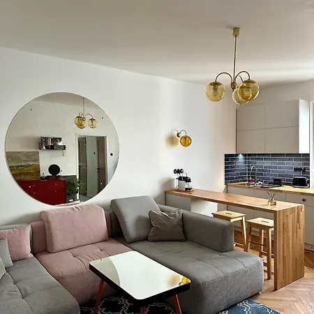 Apartment Charming Historic Hideaway Near Center