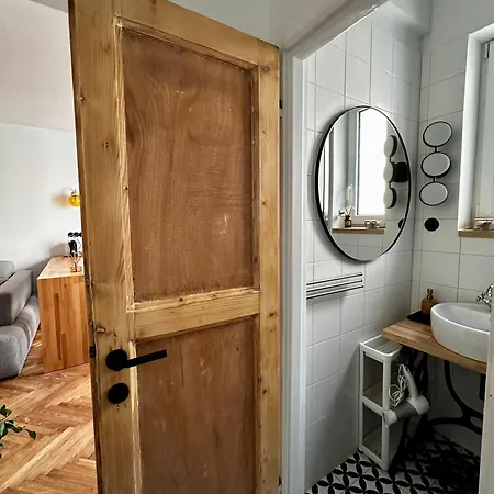 Charming Historic Hideaway Near Center Apartment Pressburg